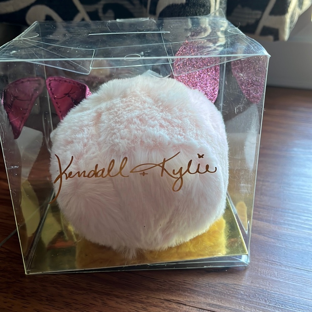 Kendall + Kylie Pom Pom